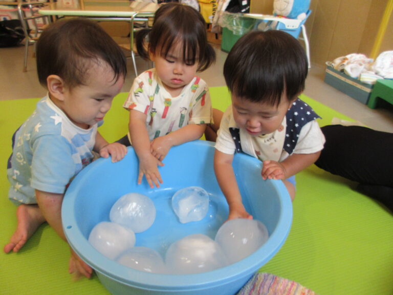 氷遊び②（1歳児）