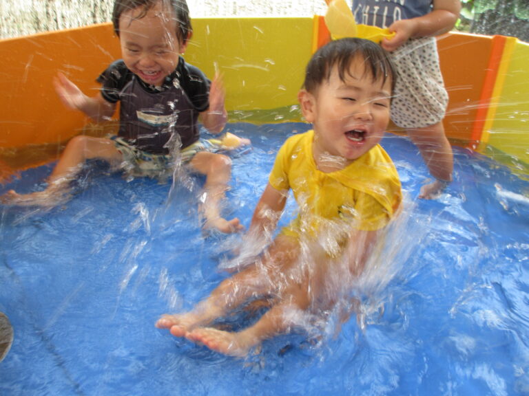 プール遊びの様子（1歳児）